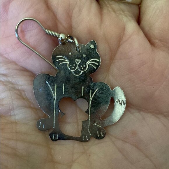 Cute cat and mouse silver colour drop earring, asymmetrical - Picture 4 of 10